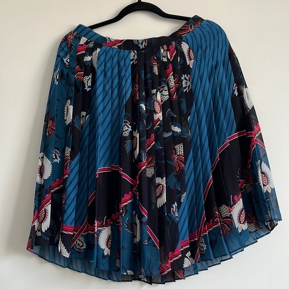 Pleated Ann Taylor skirt, size 10P - Picture 1 of 3